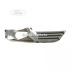 Grila proiector stanga Ford Focus (2004-2007) 2.0 145 HP oe 1337349